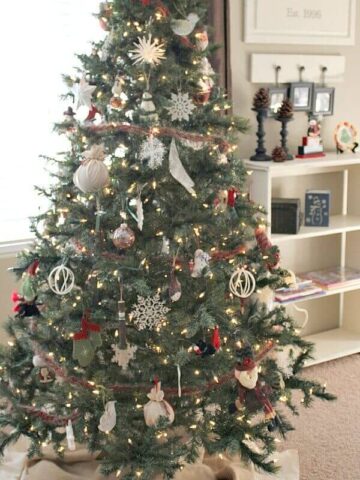Handmade Christmas - how to creatively decorate your tree when your budget is tight. Handmade ideas to trim your tree!