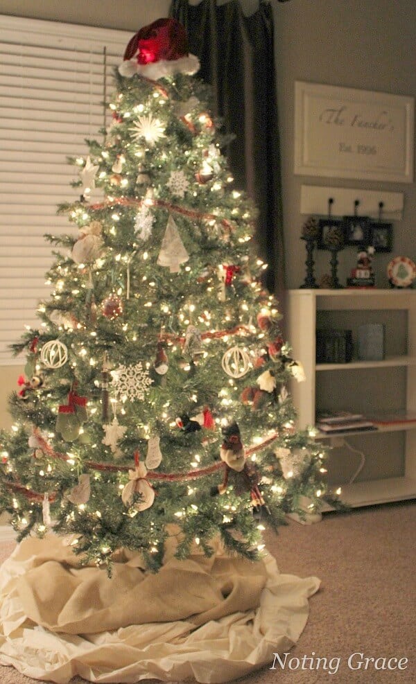 Handmade Christmas - how to creatively decorate your tree when your budget is tight. Handmade ideas to trim your tree!