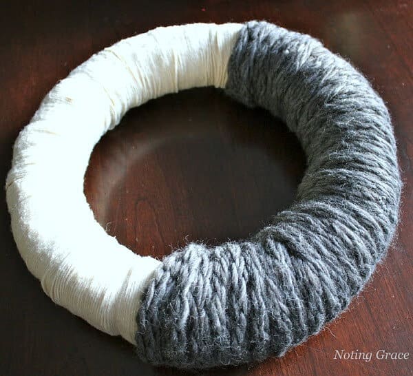 Easy Knit Winter Wreath: Look at this cute winter wreath idea you can make in an afternoon!