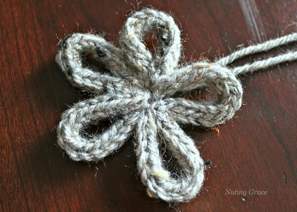 Easy Knit Winter Wreath: Look at this cute winter wreath idea you can make in an afternoon!