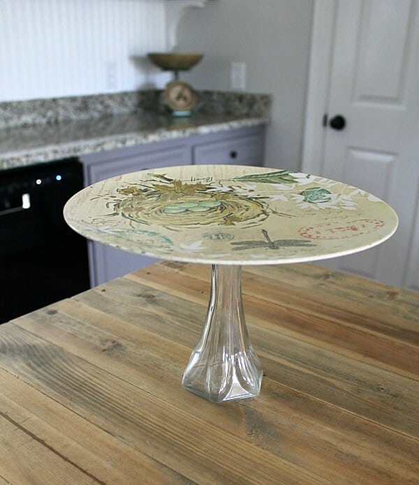 This Easy DIY Pie Plate is an inexpensive and quick project you can do to create custom decor.