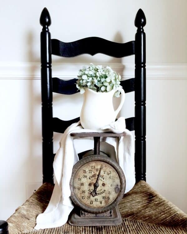 6 elements of farmhouse decor - vintage scales are a fun way to add a vintage farmhouse feel to your home.