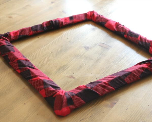 Make this easy DIY Buffalo Check Wreath for only $10! This is an awesome tutorial!
