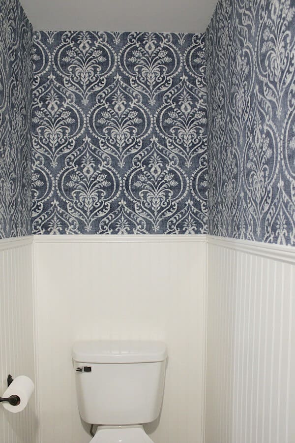 Temporary Wallpaper Tutorial: using fabric and starch make an easy wallpaper that makes it easy to remove when needed.