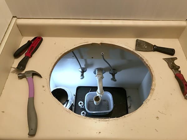 DIY wood Bathroom Countertop: how we replaced our ugly formica countertops in one weekend