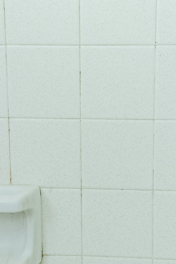 Easily Regrout Your Bathtub Walls, How To Re Grout Bathroom Wall Tiles