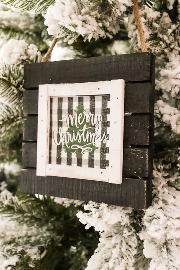 Casual Black White and Green Christmas Tablescape Merry Christmas sign