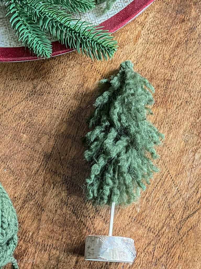 I always feel creative during the holidays and my crafty side emerges. Here are 3 Simple DIY Christmas Yarn Crafts that you can seriously make in 10 minutes.