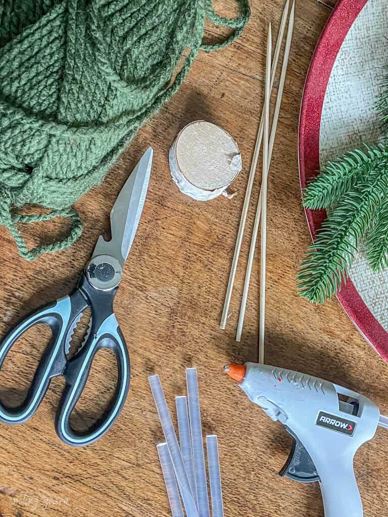 I always feel creative during the holidays and my crafty side emerges. Here are 3 Simple DIY Christmas Yarn Crafts that you can seriously make in 10 minutes.